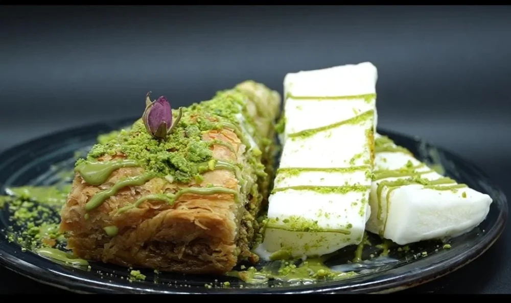طبق بقلاوة تركية باضافة البوظة