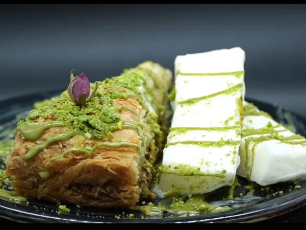 طبق بقلاوة تركية باضافة البوظة